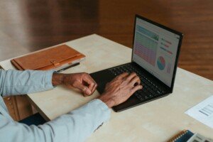 Persona viendo sus estadisticas del trabajo freelance
