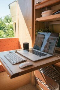 Trabajando desde casa para ganar dinero urgente sin inversión.