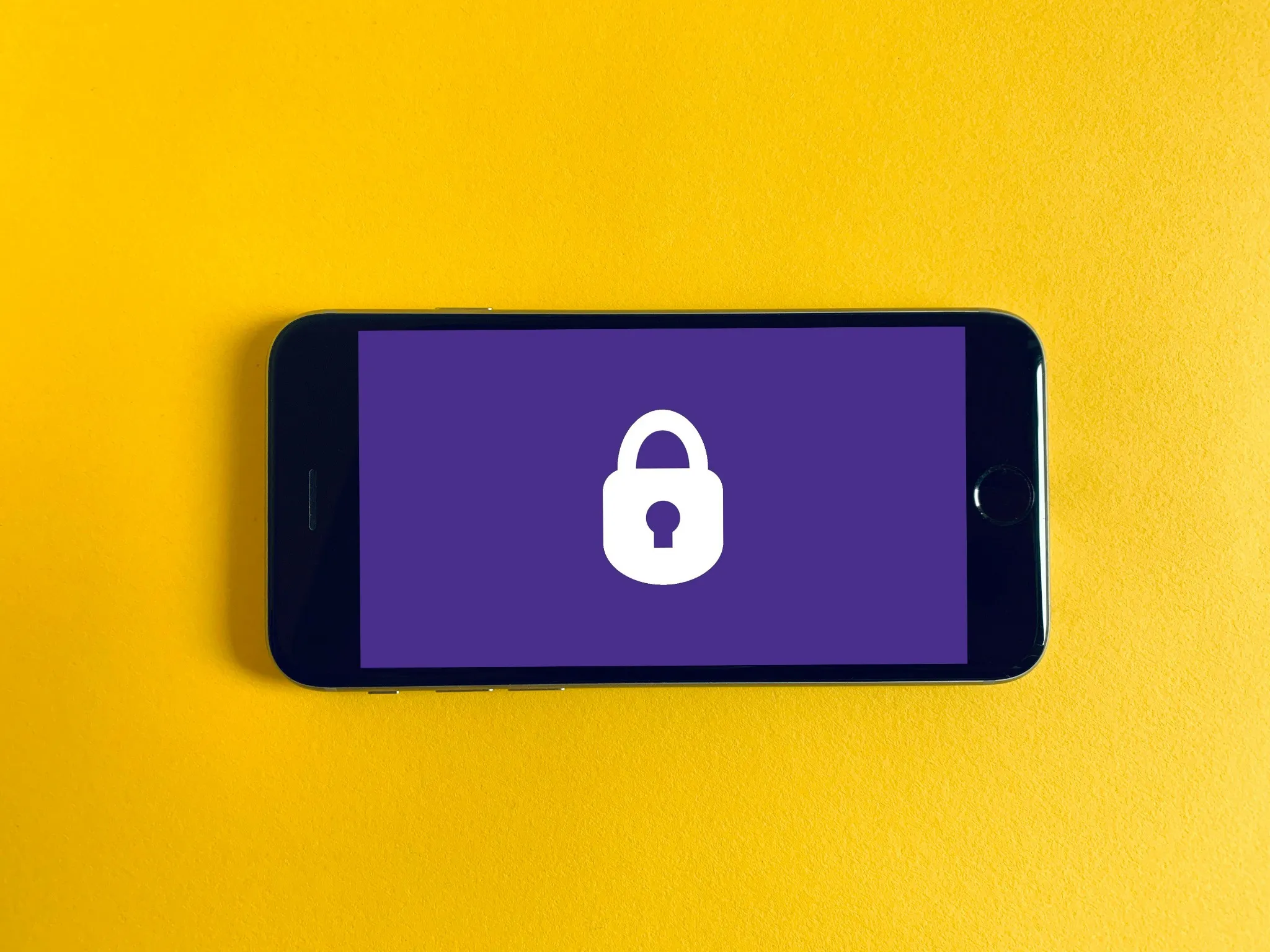 Teléfono móvil con icono de candado en la pantalla, representando seguridad digital y protección de datos.